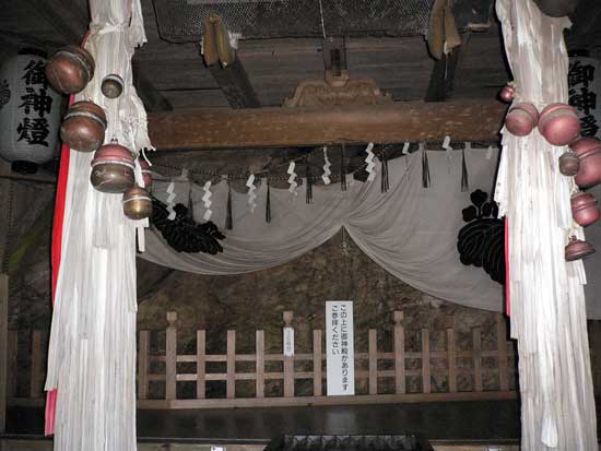 青倉神社 1階(お賽銭)