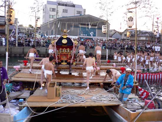 秋の播州祭り「高砂祭り」神輿を船に載せた後