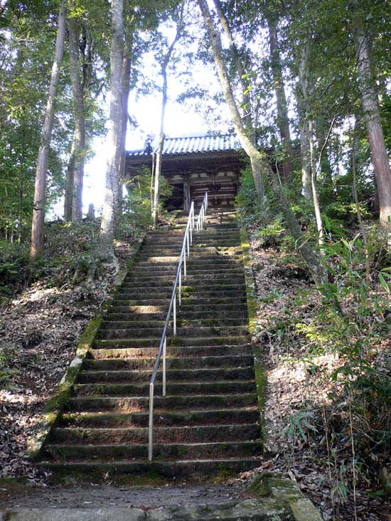 階段を登れば国宝 朝光寺