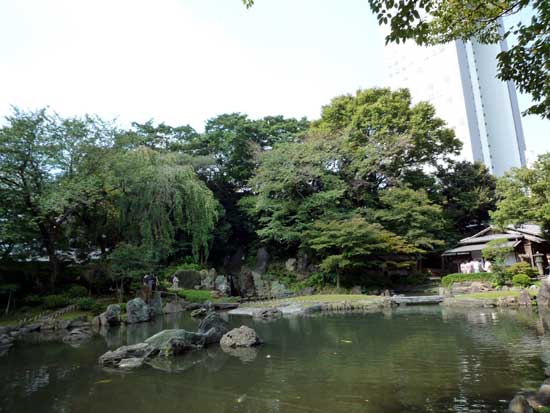 靖国神社の神池庭園