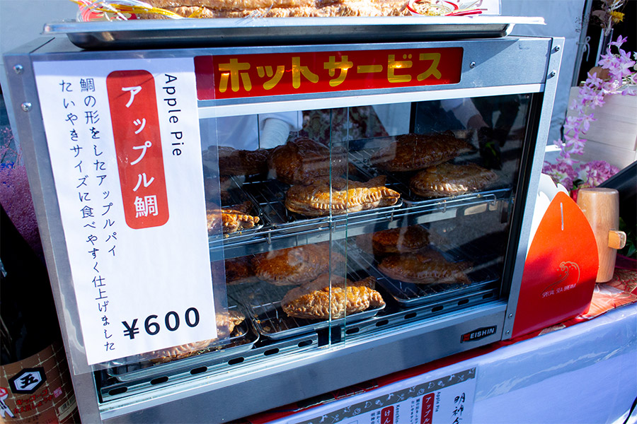神田明神の初詣屋台で販売されていたアップル鯛（鯛の形のアップルパイ）