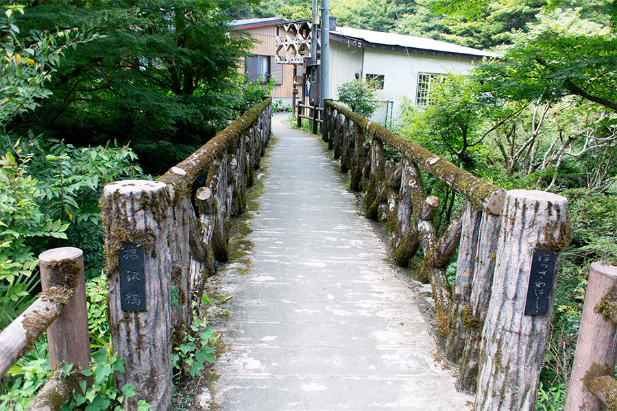 渓谷に架かる払沢橋