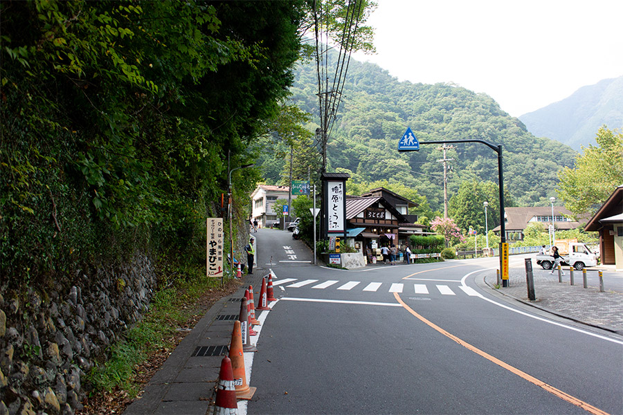 払沢の滝入口バス停と周辺の小さな商店