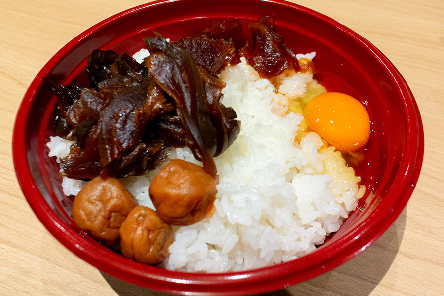 卵・漬物・醤油などをのせたカスタムどんぶり