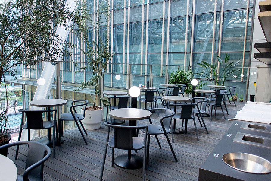 東京ミッドタウン ガレリア3F『IDÉE CAFE PARC』外観とテラス席