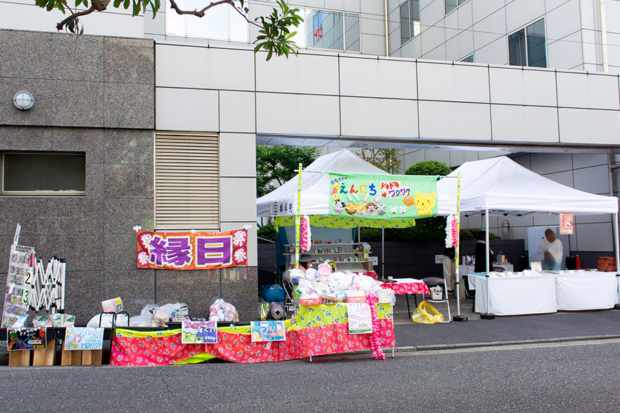 縁日と物販・スタンプラリー受付の様子