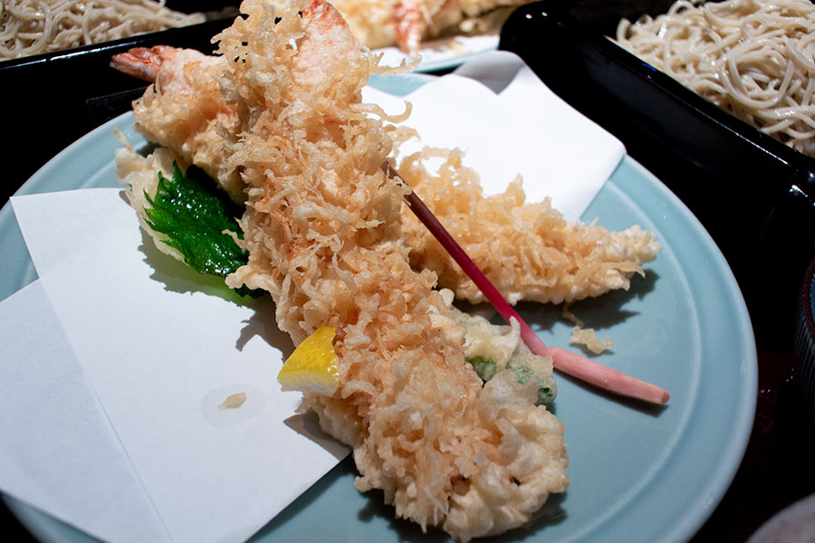 上野 藪そば 天ぷらのアップ(海老はぷりっと、衣は軽め)