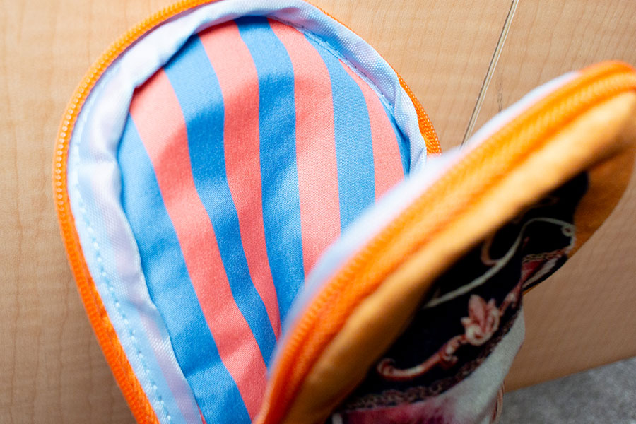 架空の国のおみやげ屋 ダイカットポーチ