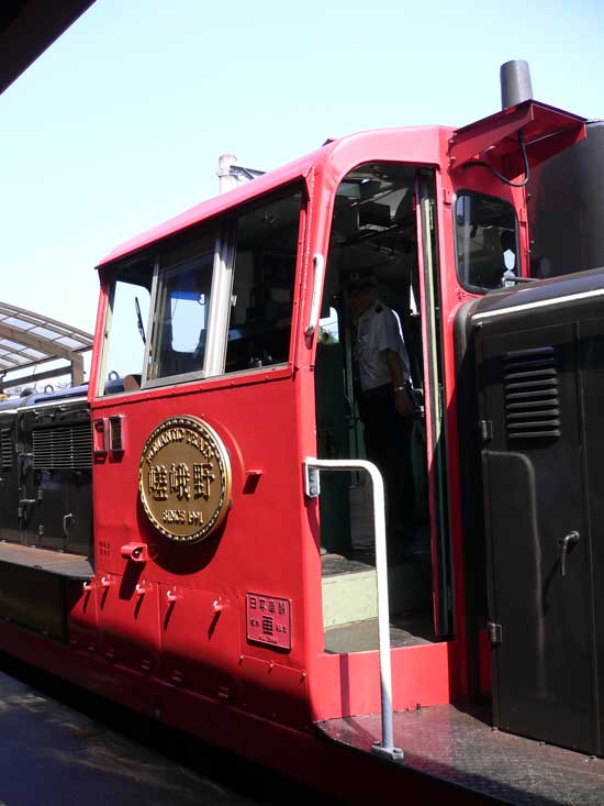 トロッコ嵯峨駅でトロッコ