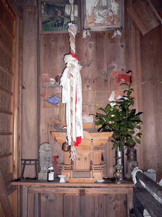 青倉神社 2階(御神殿)の左側