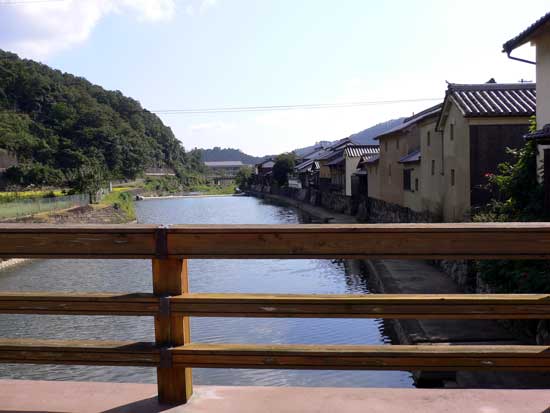 旧宿場町ひらふくの川端風景