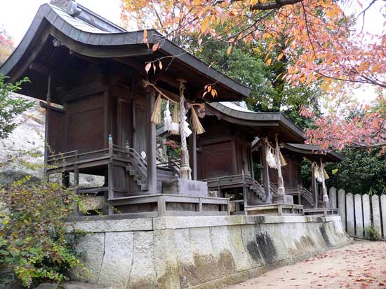 生石神社 3つ並んでます