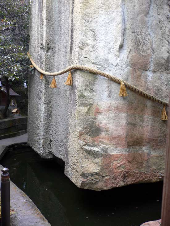 生石神社 石の宝殿(浮石)