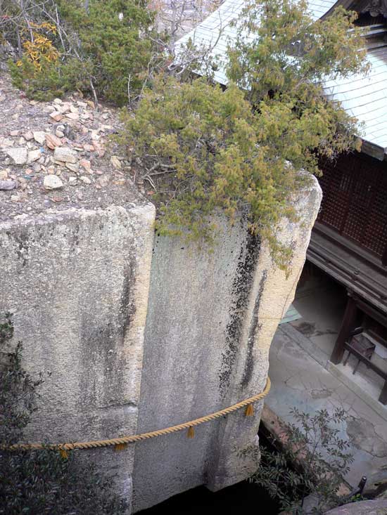 生石神社 石の宝殿(浮石)