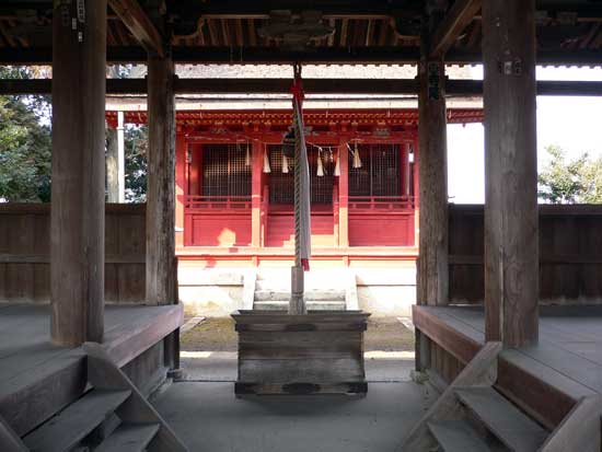 拝殿の中から八幡神社の本殿
