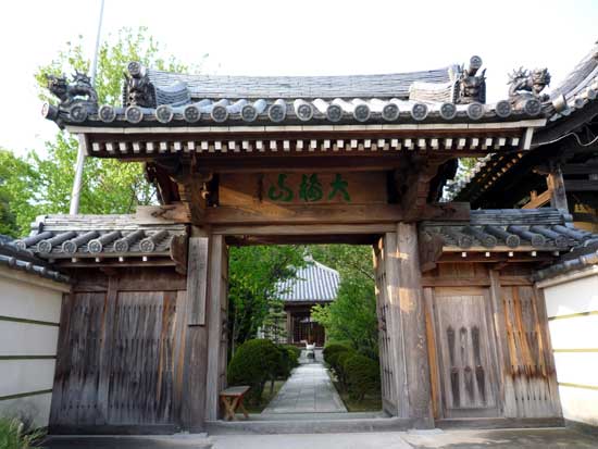 清勝寺の門