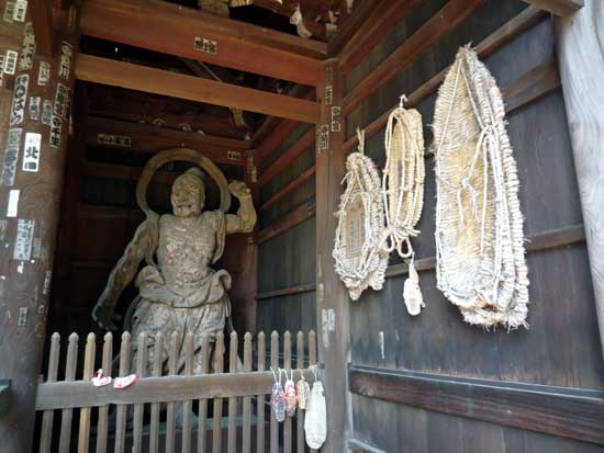 鶴林寺の山門の右側