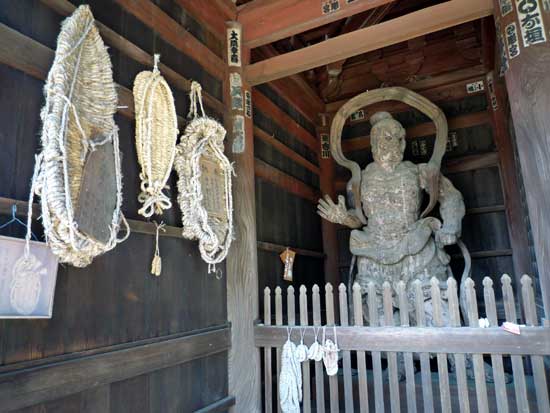 鶴林寺の山門の左側