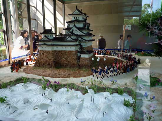 左からひめじ菓子博（姫路菓子博2008）の工芸菓子「姫路城白鷺の夢」
