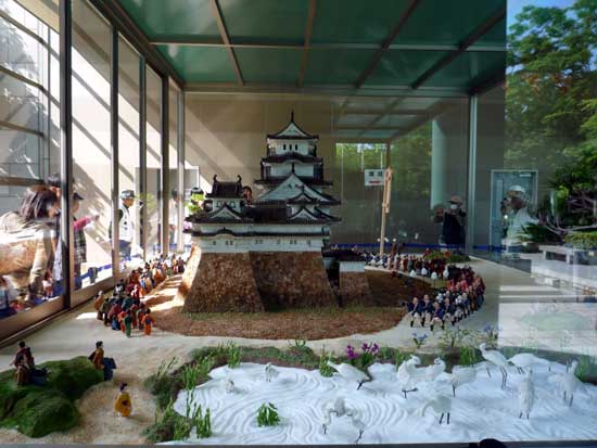 左からひめじ菓子博（姫路菓子博2008）の工芸菓子「姫路城白鷺の夢」