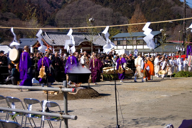 高尾山火生三昧火渡り祭