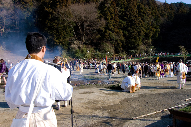 高尾山火生三昧火渡り祭