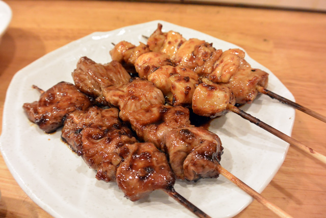 大衆酒場 かぶら屋 左側がハラミで右側が焼き鳥